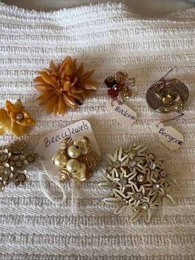 7Vintage Single Clip on Earrings Some are signed others not one is even Plastic